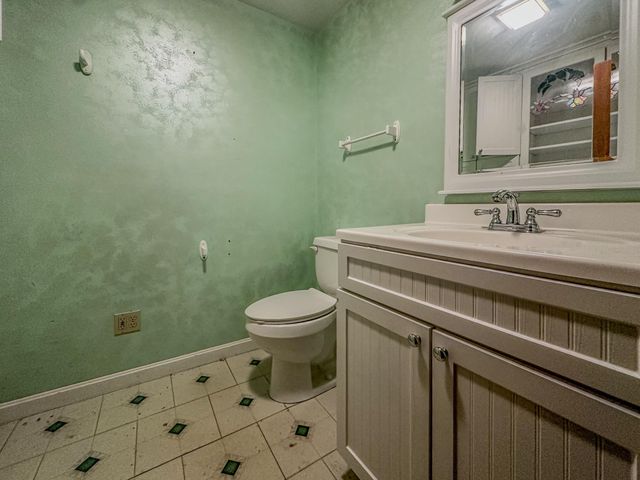 10 Beacon Street, Londonderry, NH 03053