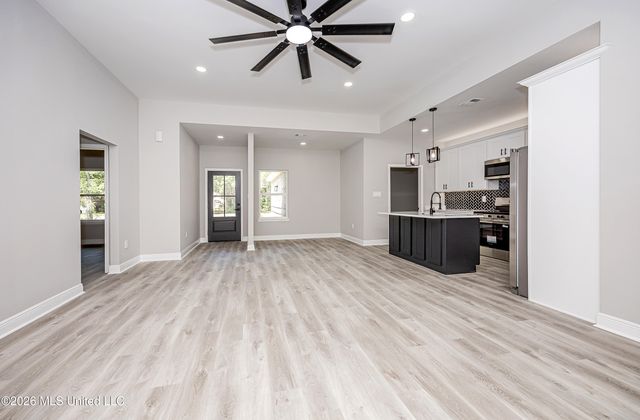 533 Oak Street, Ocean Springs, MS 39564