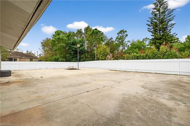 2807 52nd ST SW, Lehigh Acres, FL 33976