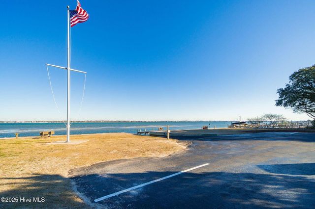 102 Chestnut Court, Pine Knoll Shores, NC 28512