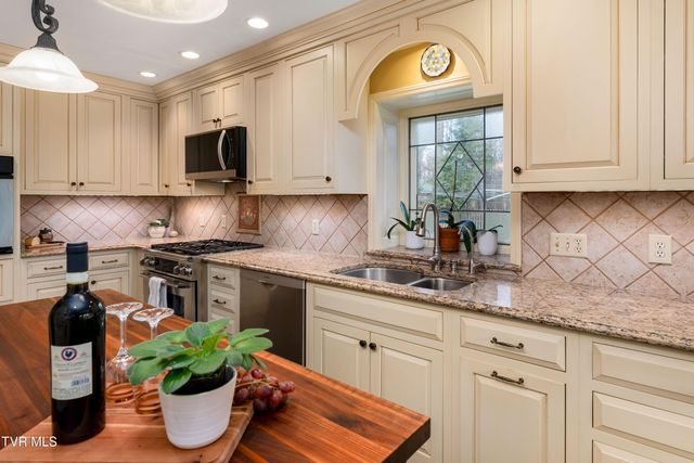 5 Llewellyn Wood, Johnson City, TN 37601