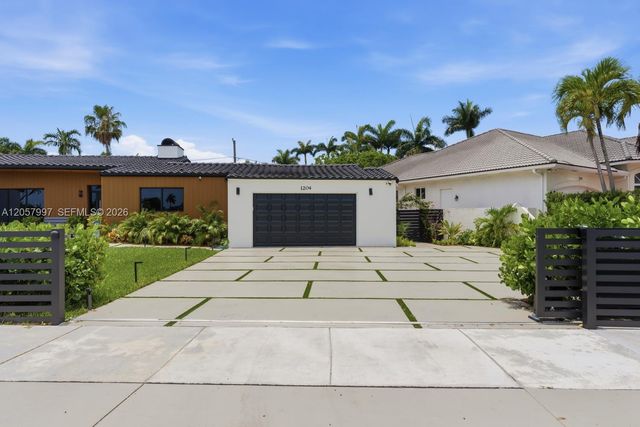 1204 S Northlake Dr, Hollywood, FL 33019