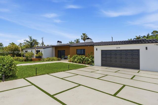 1204 S Northlake Dr, Hollywood, FL 33019
