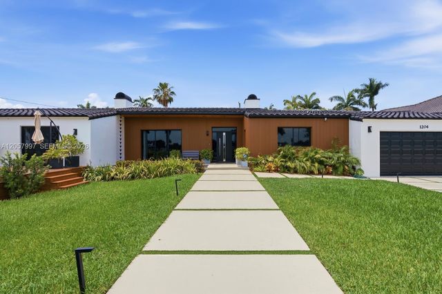 1204 S Northlake Dr, Hollywood, FL 33019