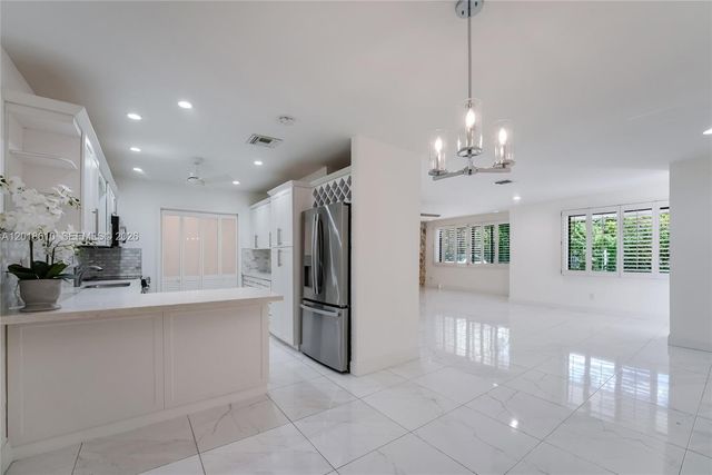 7220 SW 69th Ct, Miami, FL 33143