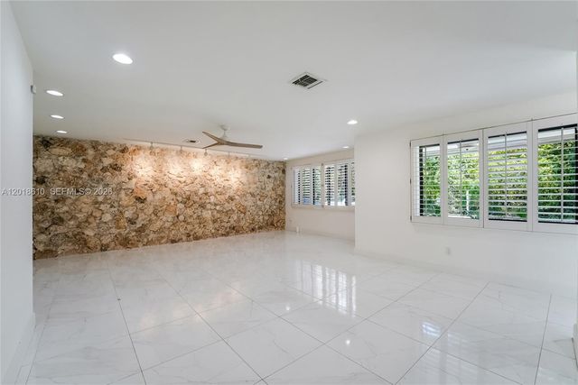 7220 SW 69th Ct, Miami, FL 33143