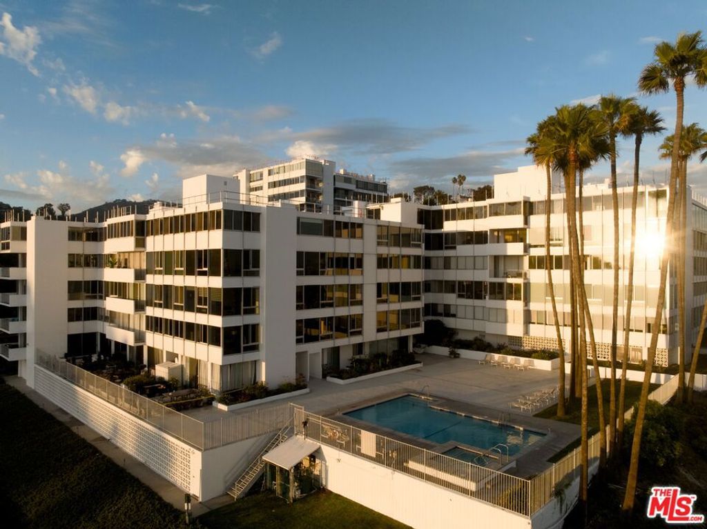 17366 W Sunset Boulevard 102, Los Angeles, CA 90272 — exterior