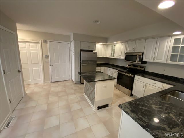 71 Berwick Lane, Amherst, NY 14051