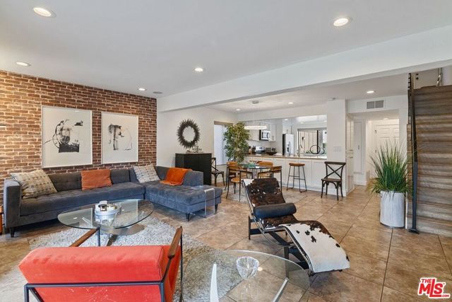 5720 Owensmouth Avenue 142, Woodland Hills, CA 91367