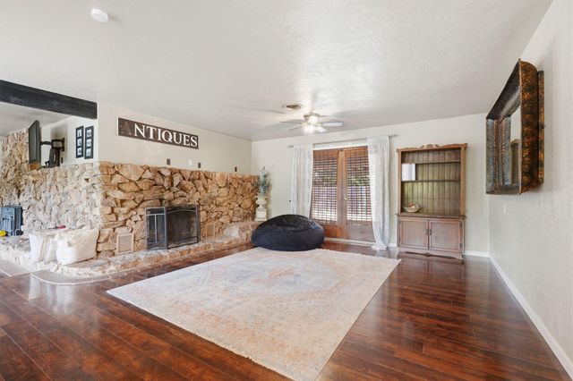 5308 E Mount Whitney Avenue, Laton, CA 93242