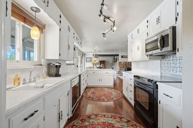 5308 E Mount Whitney Avenue, Laton, CA 93242