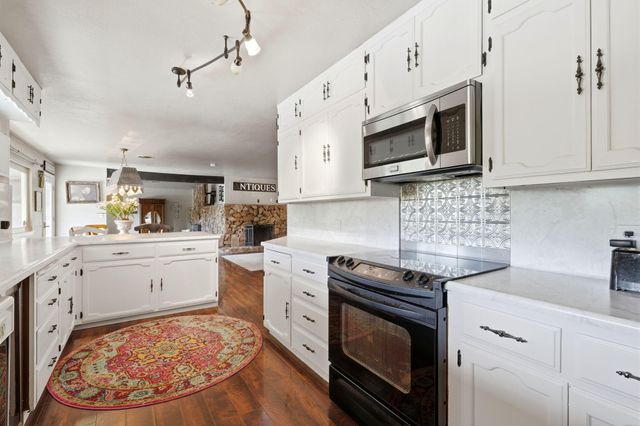 5308 E Mount Whitney Avenue, Laton, CA 93242