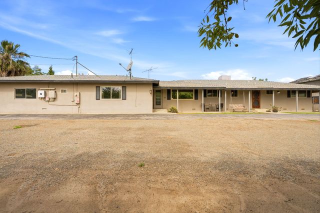 5308 E Mount Whitney Avenue, Laton, CA 93242