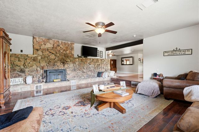 5308 E Mount Whitney Avenue, Laton, CA 93242