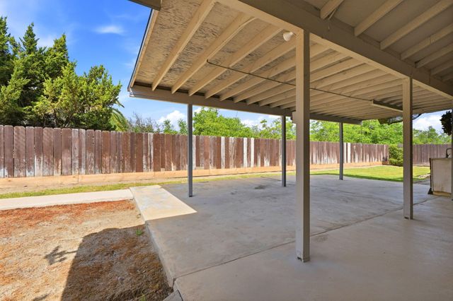 5308 E Mount Whitney Avenue, Laton, CA 93242