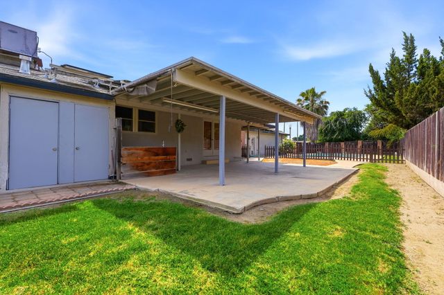 5308 E Mount Whitney Avenue, Laton, CA 93242