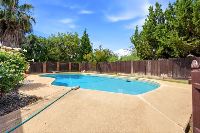 5308 E Mount Whitney Avenue, Laton, CA 93242