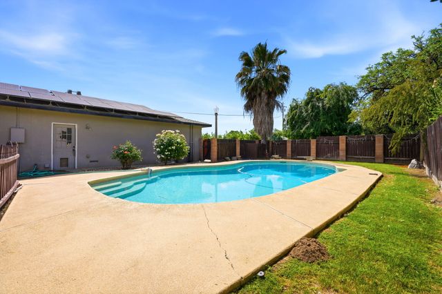 5308 E Mount Whitney Avenue, Laton, CA 93242