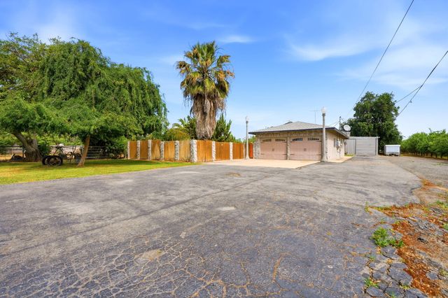 5308 E Mount Whitney Avenue, Laton, CA 93242