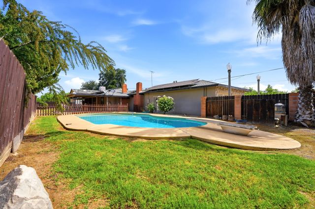 5308 E Mount Whitney Avenue, Laton, CA 93242