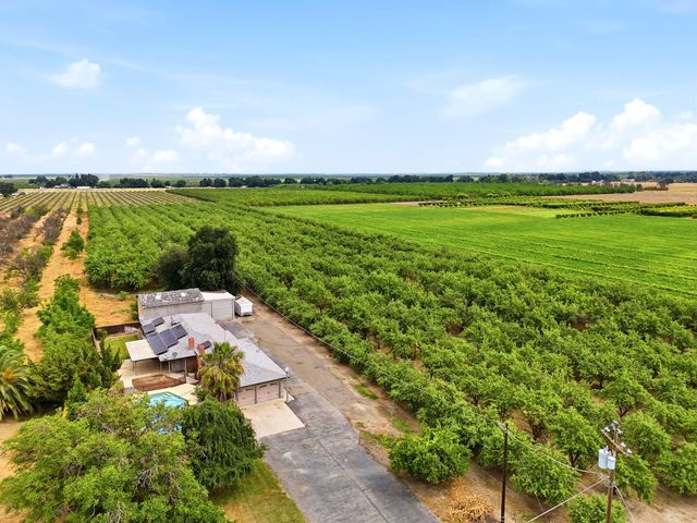5308 E Mount Whitney Avenue, Laton, CA 93242