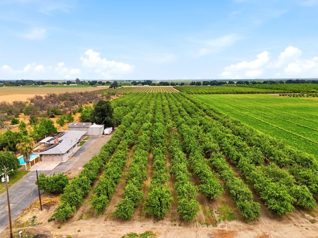 5308 E Mount Whitney Avenue, Laton, CA 93242