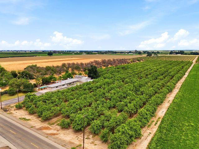 5308 E Mount Whitney Avenue, Laton, CA 93242