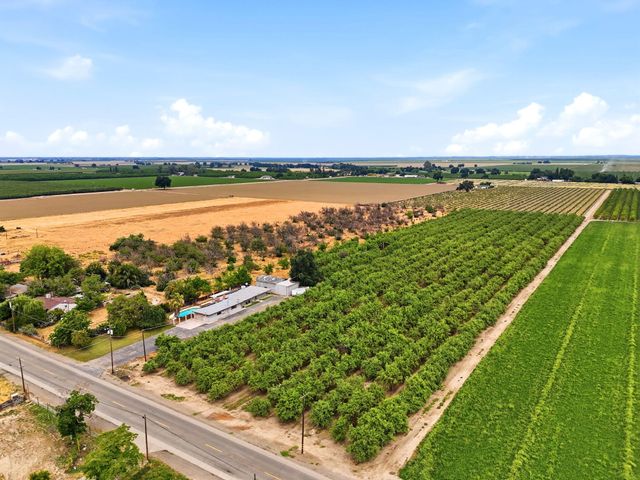 5308 E Mount Whitney Avenue, Laton, CA 93242