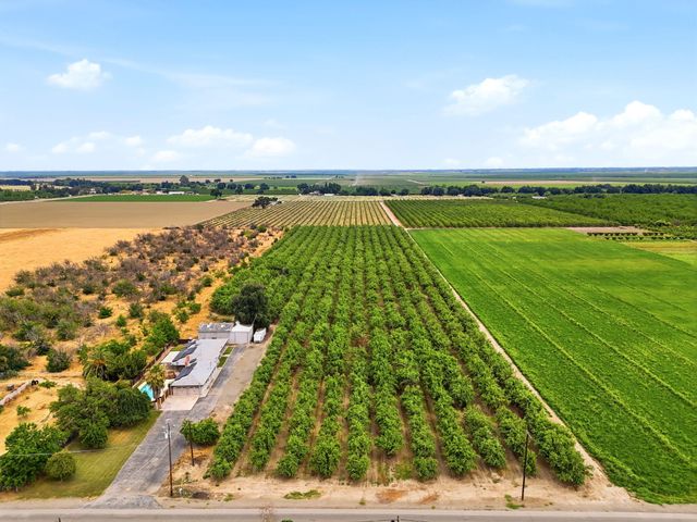 5308 E Mount Whitney Avenue, Laton, CA 93242