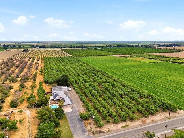 5308 E Mount Whitney Avenue, Laton, CA 93242
