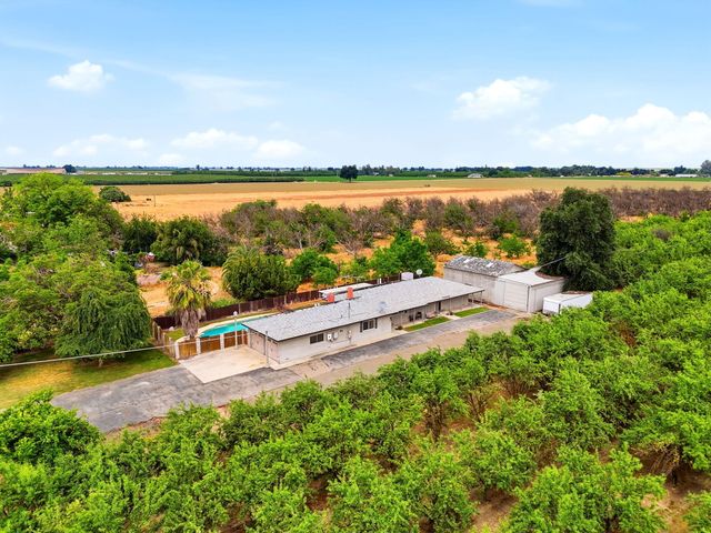 5308 E Mount Whitney Avenue, Laton, CA 93242