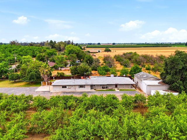 5308 E Mount Whitney Avenue, Laton, CA 93242