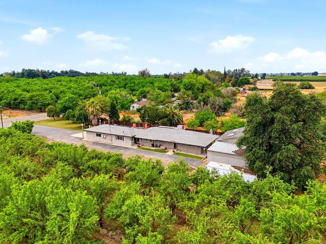 5308 E Mount Whitney Avenue, Laton, CA 93242