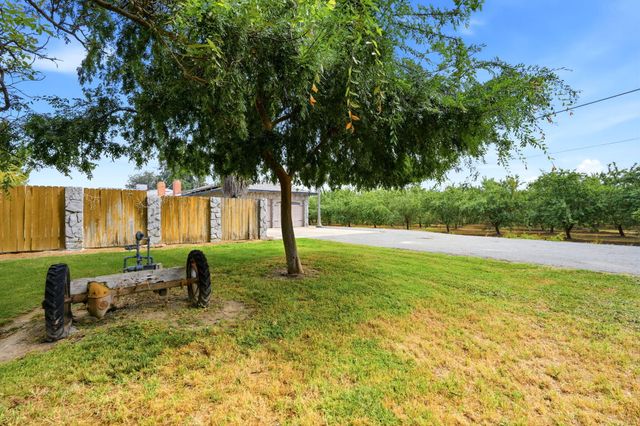 5308 E Mount Whitney Avenue, Laton, CA 93242