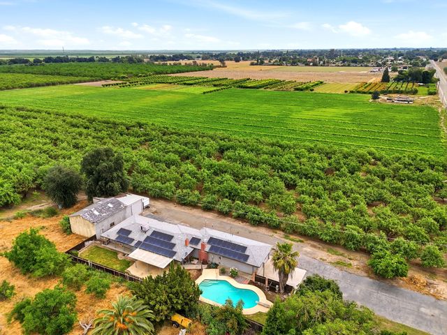 5308 E Mount Whitney Avenue, Laton, CA 93242