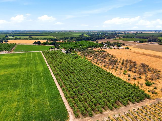5308 E Mount Whitney Avenue, Laton, CA 93242