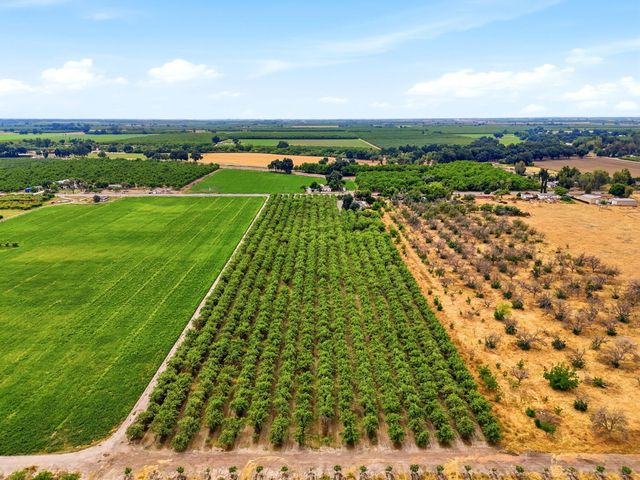 5308 E Mount Whitney Avenue, Laton, CA 93242
