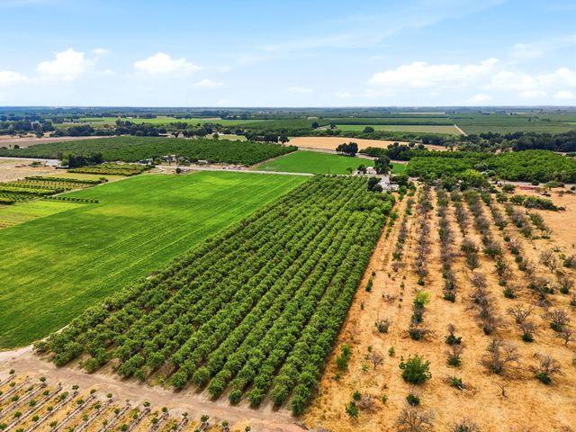 5308 E Mount Whitney Avenue, Laton, CA 93242