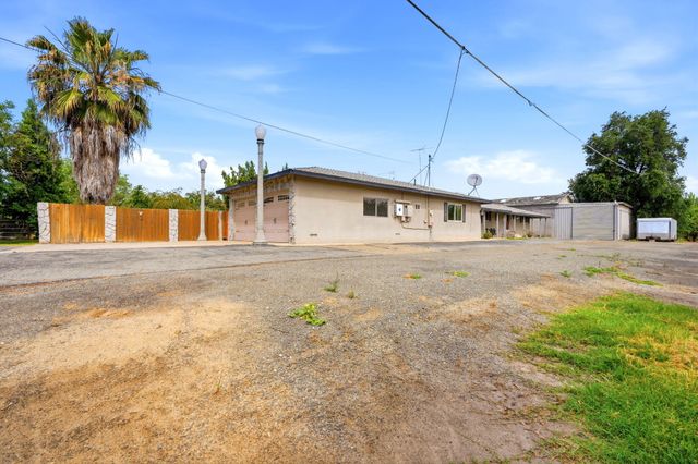 5308 E Mount Whitney Avenue, Laton, CA 93242