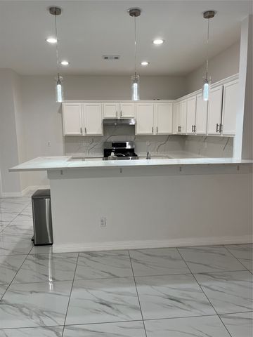 7504 Marsland Lane, Arlington, TX 76001