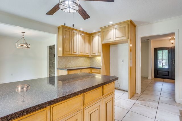 104 Wildwood Court, Azle, TX 76020