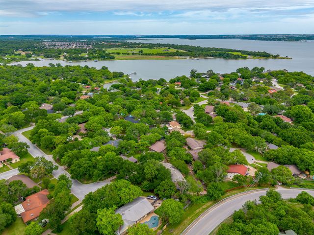 104 Wildwood Court, Azle, TX 76020