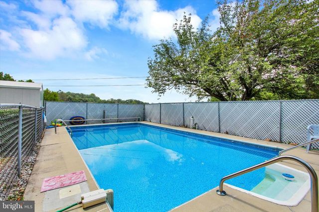 5627 BLUE HILL RD, Glenville, PA 17329