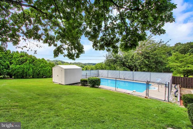 5627 BLUE HILL RD, Glenville, PA 17329