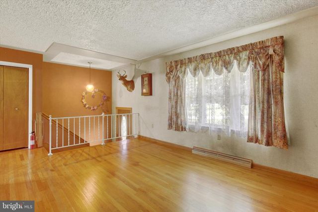 5627 BLUE HILL RD, Glenville, PA 17329