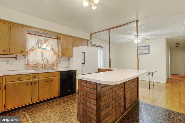 5627 BLUE HILL RD, Glenville, PA 17329