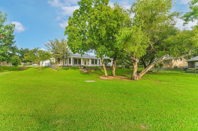 103 Forest Court, Conroe, TX 77356