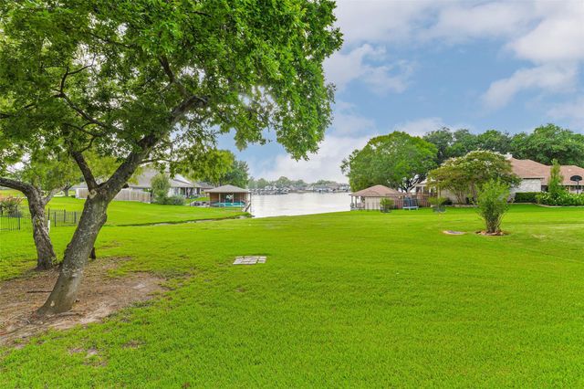 103 Forest Court, Conroe, TX 77356