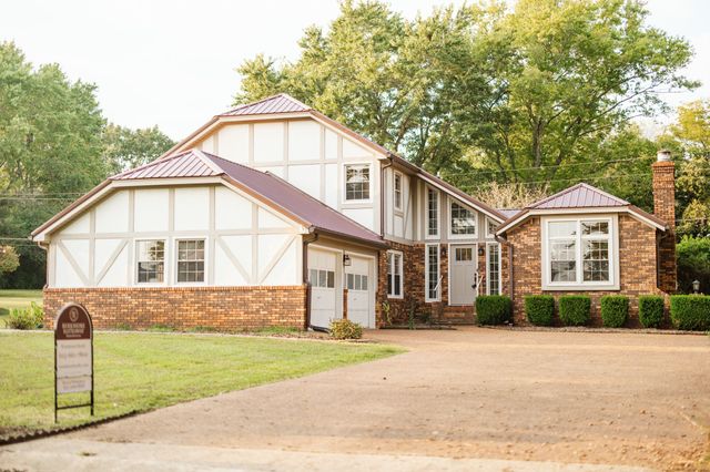 806 Sharon Cir, Lawrenceburg, TN 38464