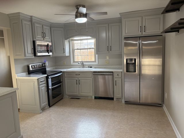 806 Sharon Cir, Lawrenceburg, TN 38464